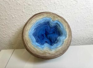Farbverlaufsgarn – blau – beige 550m